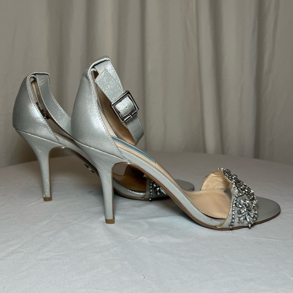 Betsey Johnson SB Gina Bridal Heels - Silver with Blue Bottoms - Size 8.5 - EUC - Picture 4 of 12